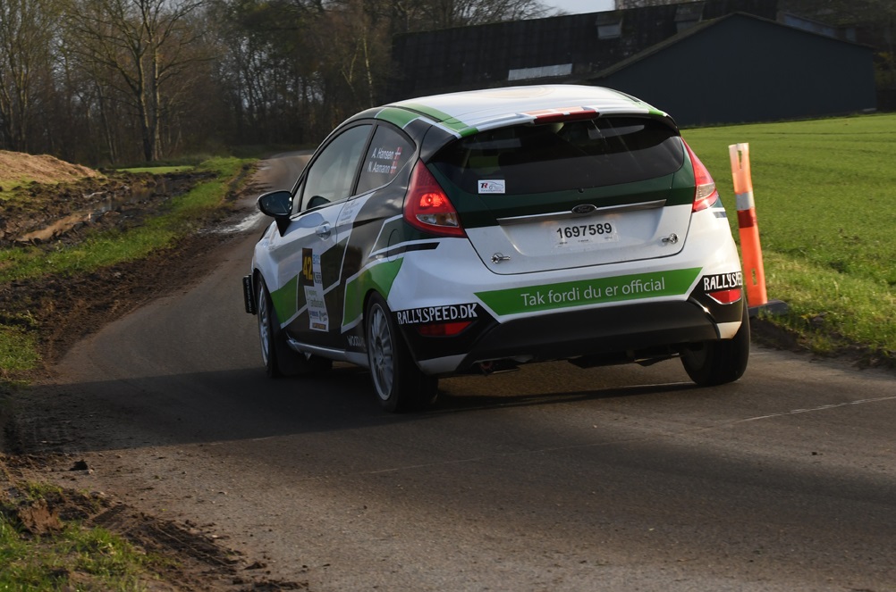 Undervejs ved dagens dagens tredje gennemkørsel på Bølling-prøven slog bagenden ud, så bilen snurrede rundt, men uden at ryge af sporet.
(Foto: Morten Dam)